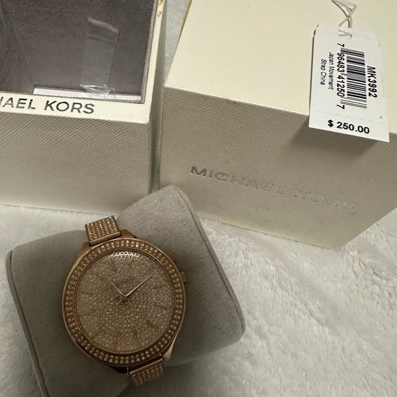 Michael Kors Rose Gold Watch - Picture 2 of 4